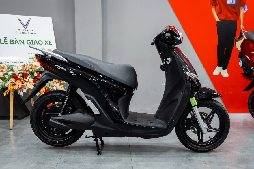 Đổi pin 1 phút, sạc miễn phí khắp nơi: Lý do người dùng ngày càng chuộng xe máy điện VinFast- Ảnh 1.