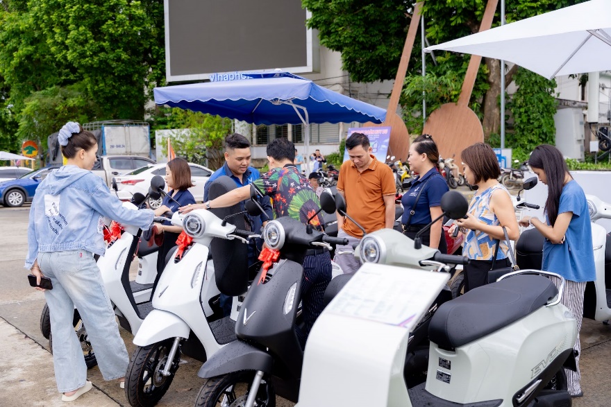 Đổi pin 1 phút, sạc miễn phí khắp nơi: Lý do người dùng ngày càng chuộng xe máy điện VinFast- Ảnh 2.