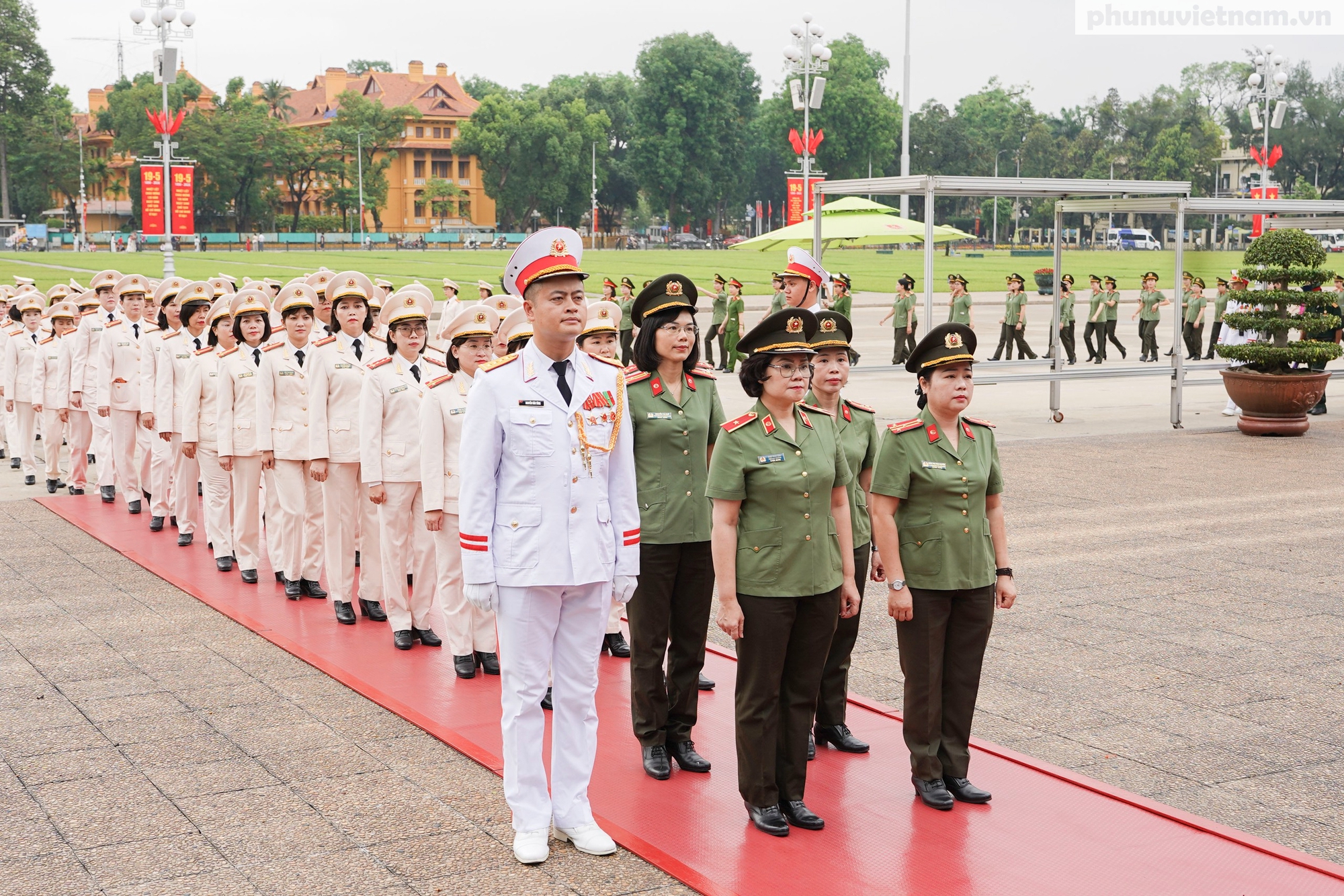 Đoàn đại biểu Phụ nữ Công an nhân dân vào Lăng viếng Bác, dâng hương tại Tượng đài Võ Thị Sáu- Ảnh 1.