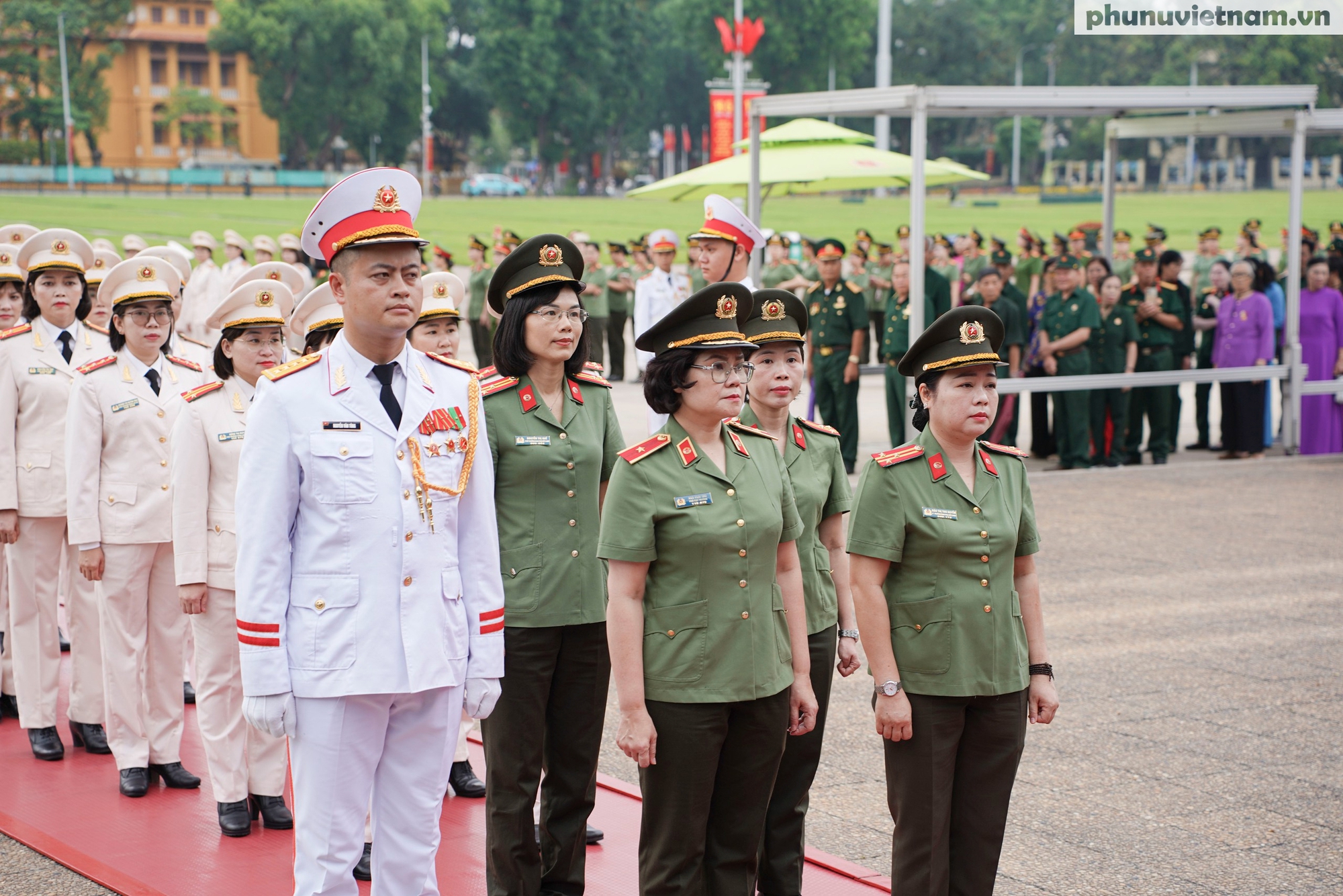 Đoàn đại biểu Phụ nữ Công an nhân dân vào Lăng viếng Bác, dâng hương tại Tượng đài Võ Thị Sáu- Ảnh 2.