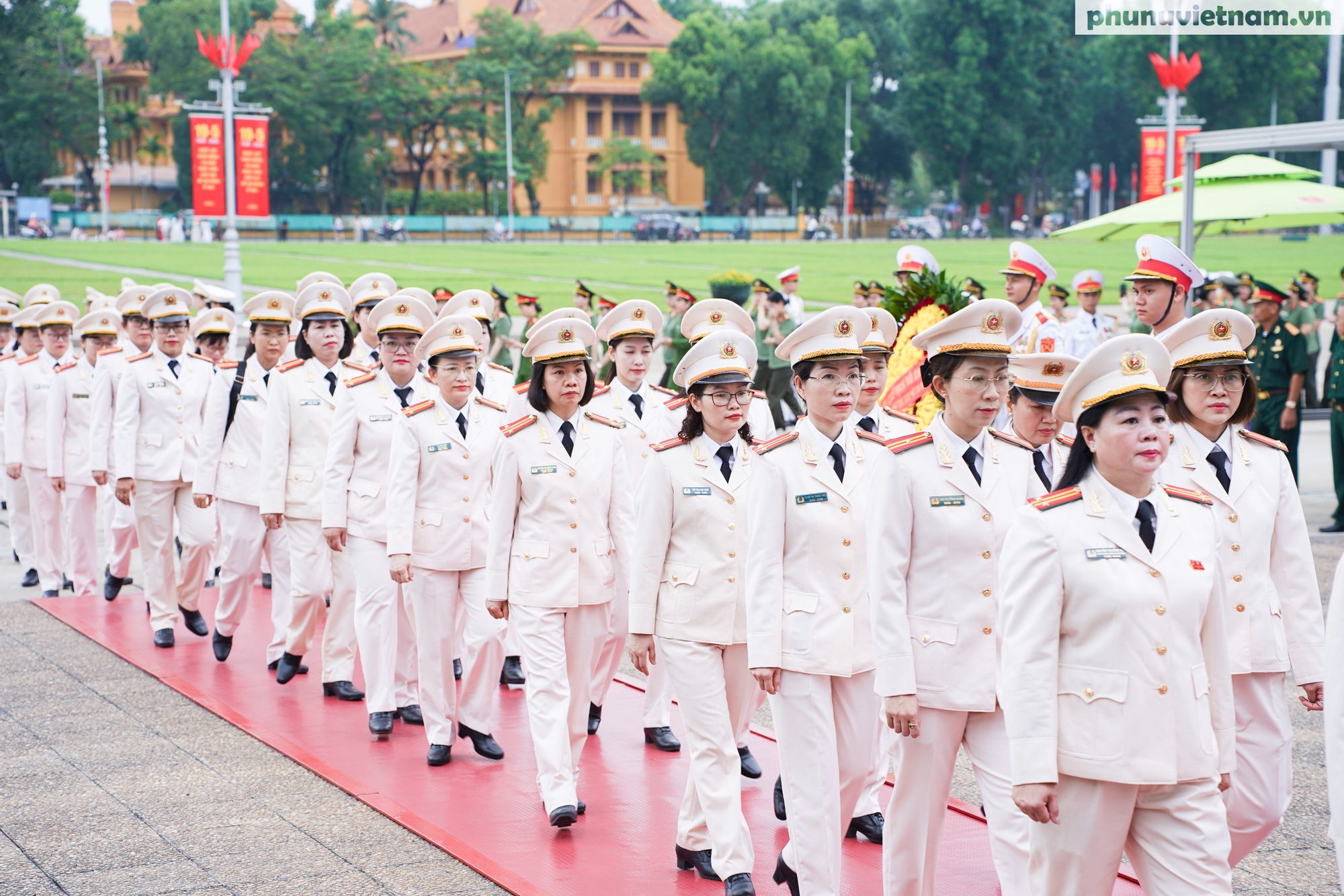 Đoàn đại biểu Phụ nữ Công an nhân dân vào Lăng viếng Bác, dâng hương tại Tượng đài Võ Thị Sáu- Ảnh 3.