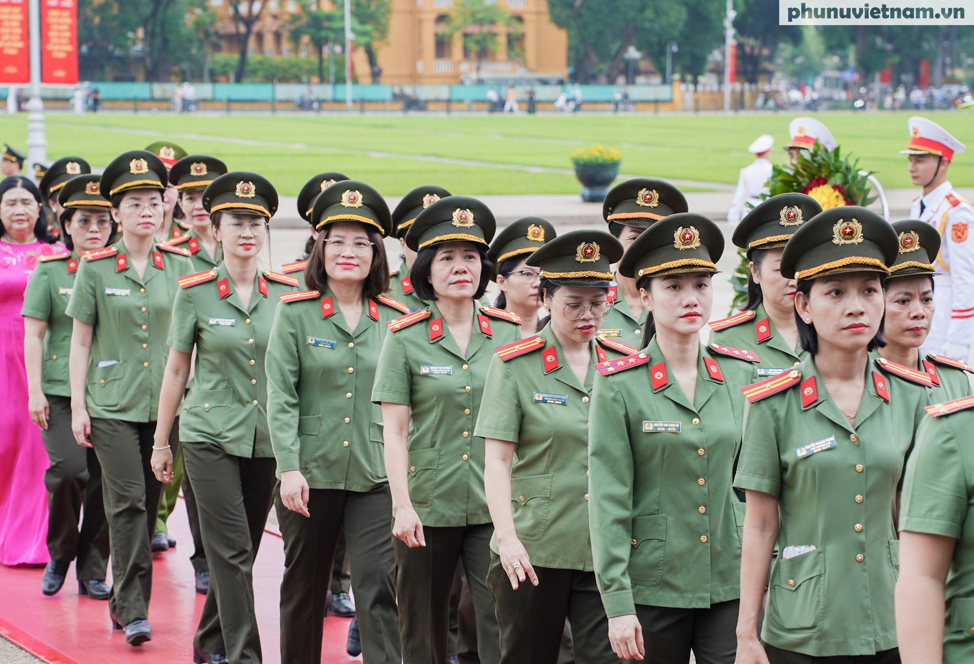 Đoàn đại biểu Phụ nữ Công an nhân dân vào Lăng viếng Bác, dâng hương tại Tượng đài Võ Thị Sáu- Ảnh 4.