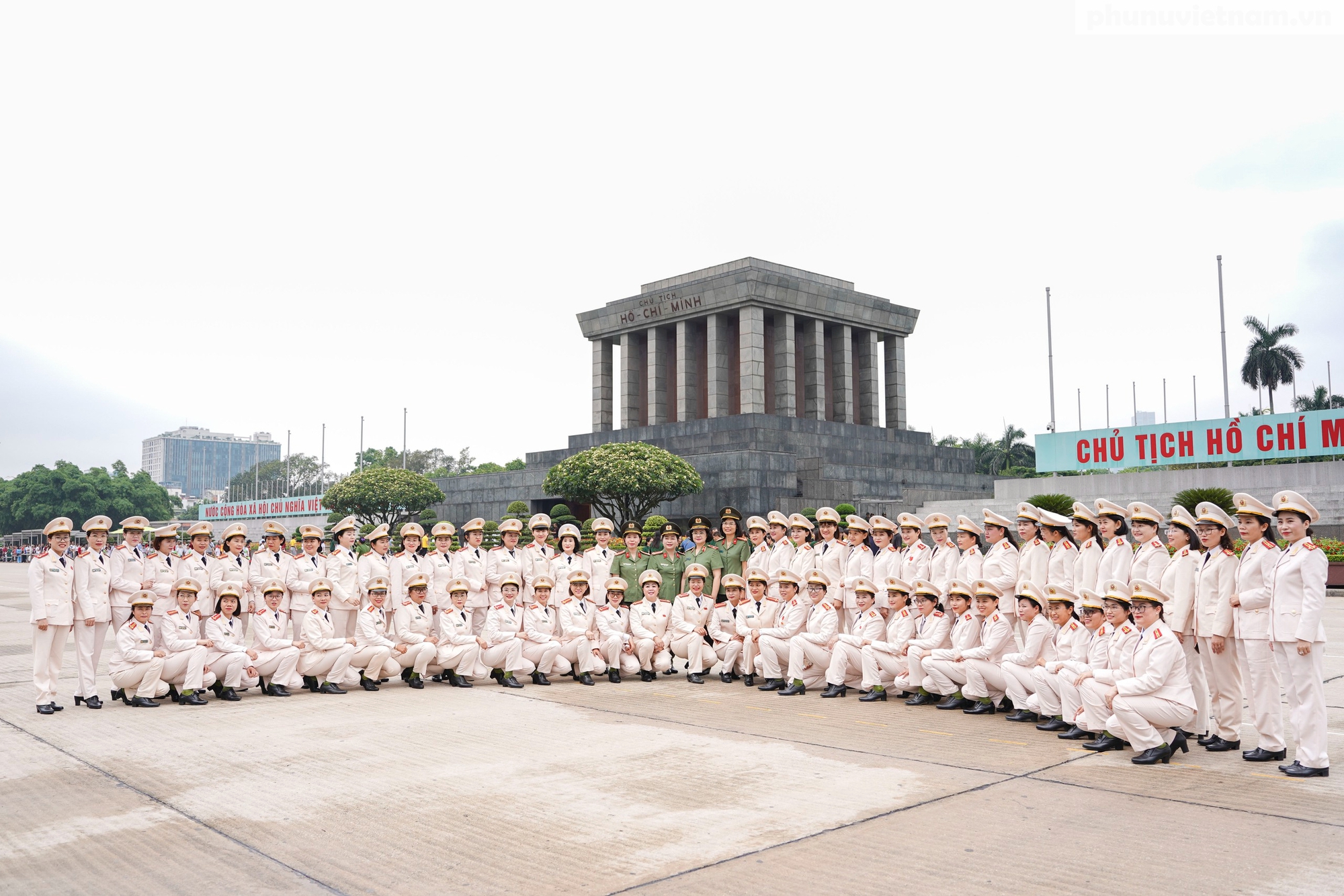 Đoàn đại biểu Phụ nữ Công an nhân dân vào Lăng viếng Bác, dâng hương tại Tượng đài Võ Thị Sáu- Ảnh 5.
