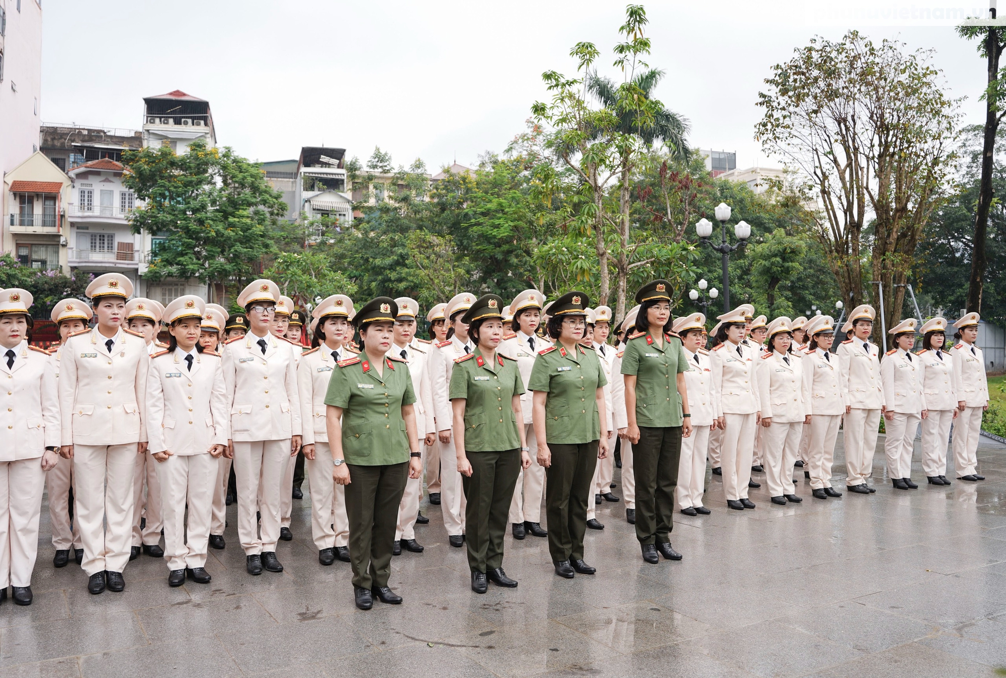 Đoàn đại biểu Phụ nữ Công an nhân dân vào Lăng viếng Bác, dâng hương tại Tượng đài Võ Thị Sáu- Ảnh 7.