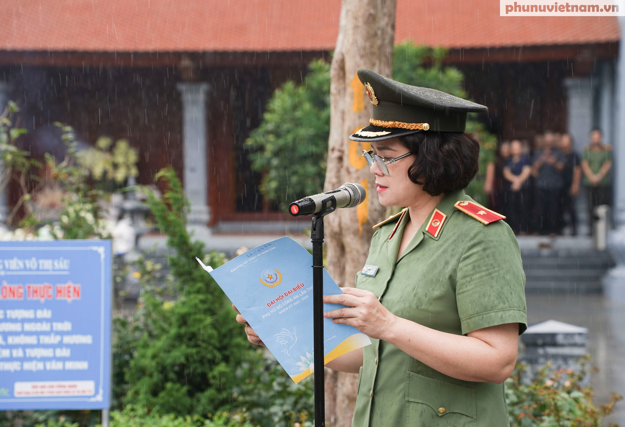 Đoàn đại biểu Phụ nữ Công an nhân dân vào Lăng viếng Bác, dâng hương tại Tượng đài Võ Thị Sáu- Ảnh 8.
