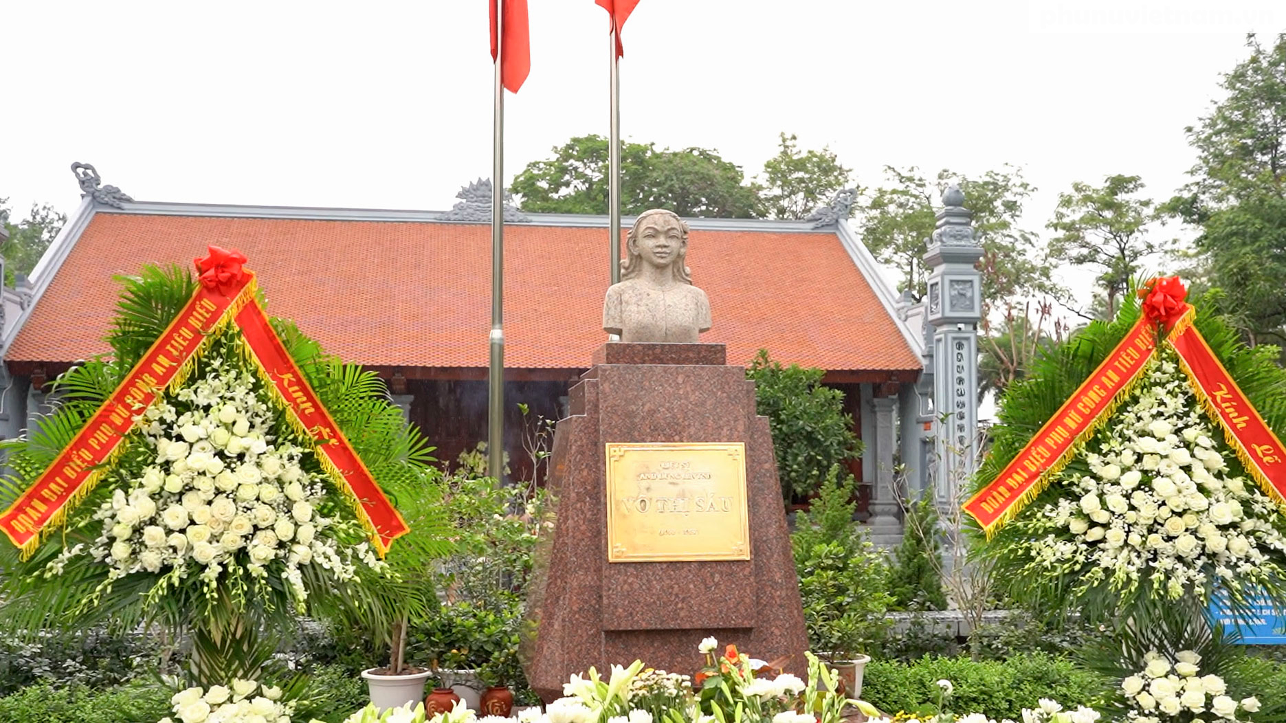 Đoàn đại biểu Phụ nữ Công an nhân dân vào Lăng viếng Bác, dâng hương tại Tượng đài Võ Thị Sáu- Ảnh 9.