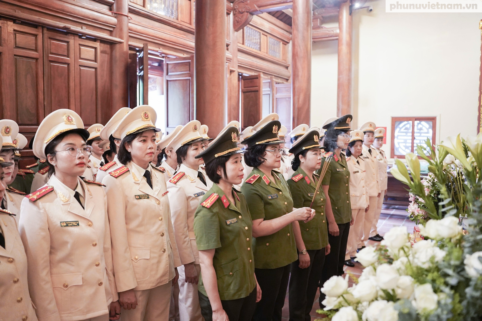 Đoàn đại biểu Phụ nữ Công an nhân dân vào Lăng viếng Bác, dâng hương tại Tượng đài Võ Thị Sáu- Ảnh 10.