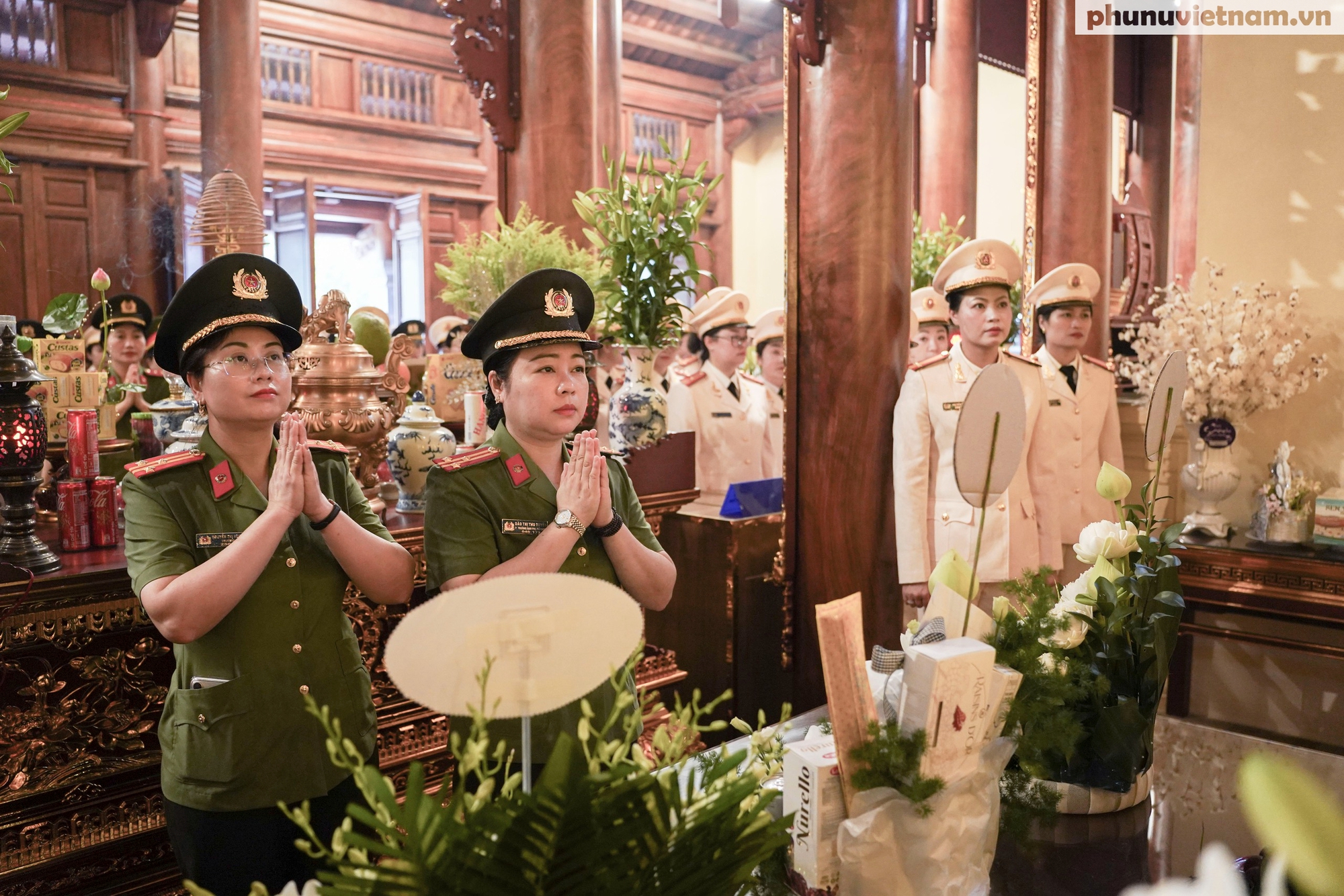 Đoàn đại biểu Phụ nữ Công an nhân dân vào Lăng viếng Bác, dâng hương tại Tượng đài Võ Thị Sáu- Ảnh 11.