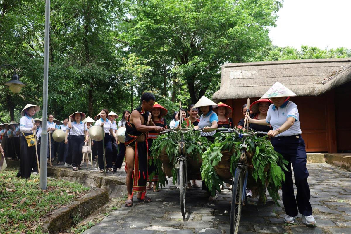 Phụ nữ Đà Nẵng về nguồn, lan tỏa yêu thương- Ảnh 1.
