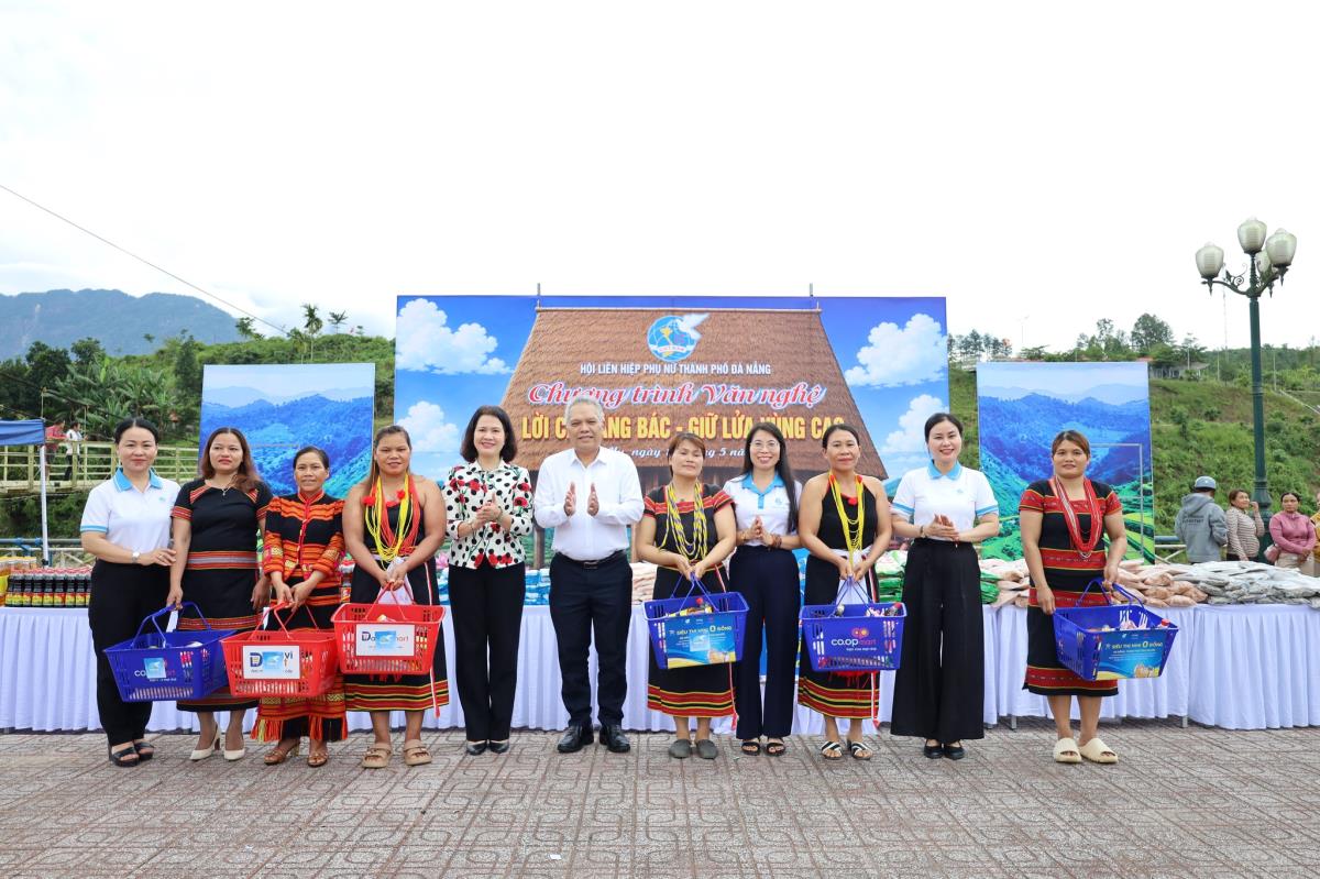 Phụ nữ Đà Nẵng về nguồn, lan tỏa yêu thương- Ảnh 4.