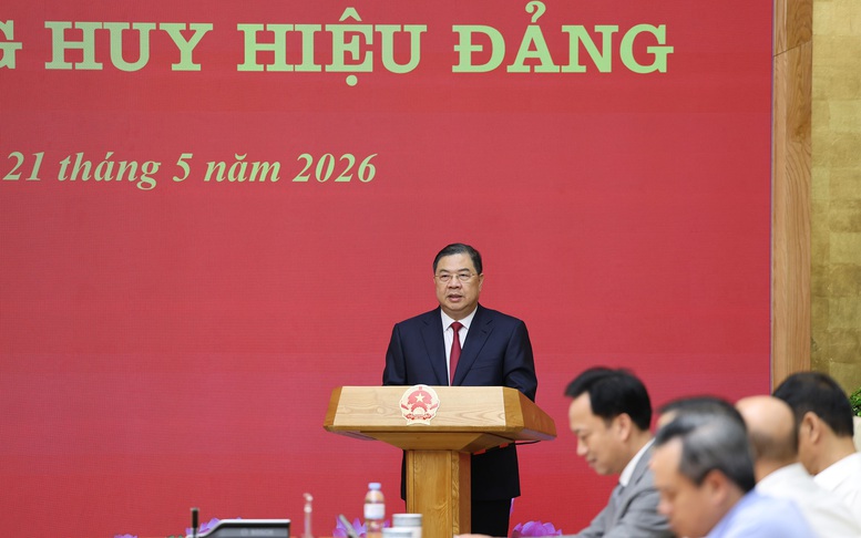 Phó Thủ tướng Thường trực Phạm Gia Túc trao Huy hiệu Đảng cho đảng viên Đảng bộ Chính phủ- Ảnh 1.
