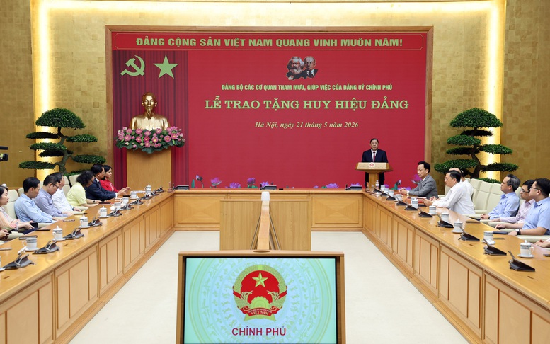 Phó Thủ tướng Thường trực Phạm Gia Túc trao Huy hiệu Đảng cho đảng viên Đảng bộ Chính phủ- Ảnh 2.