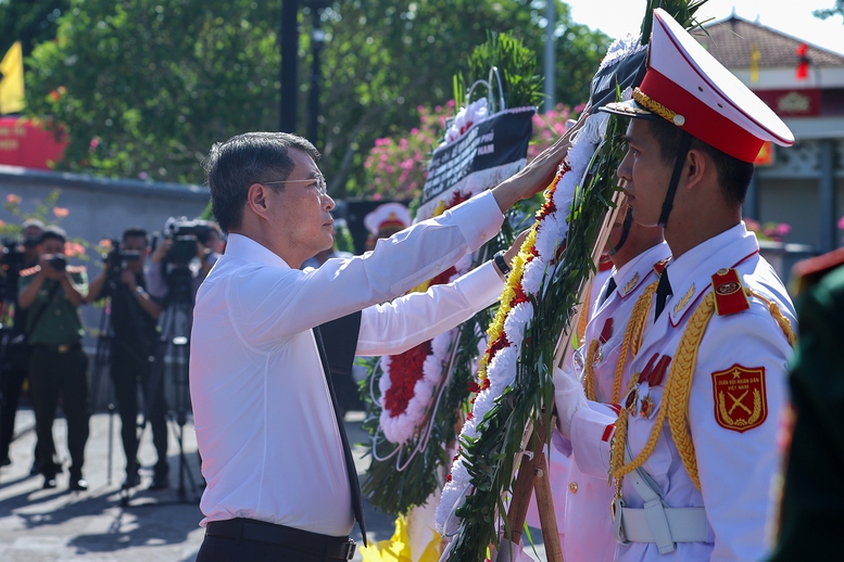 Thủ tướng Lê Minh Hưng dự lễ truy điệu và an táng hài cốt liệt sĩ tại tỉnh Quảng Trị- Ảnh 2.