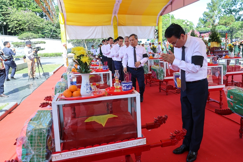 Thủ tướng Lê Minh Hưng dự lễ truy điệu và an táng hài cốt liệt sĩ tại tỉnh Quảng Trị- Ảnh 5.