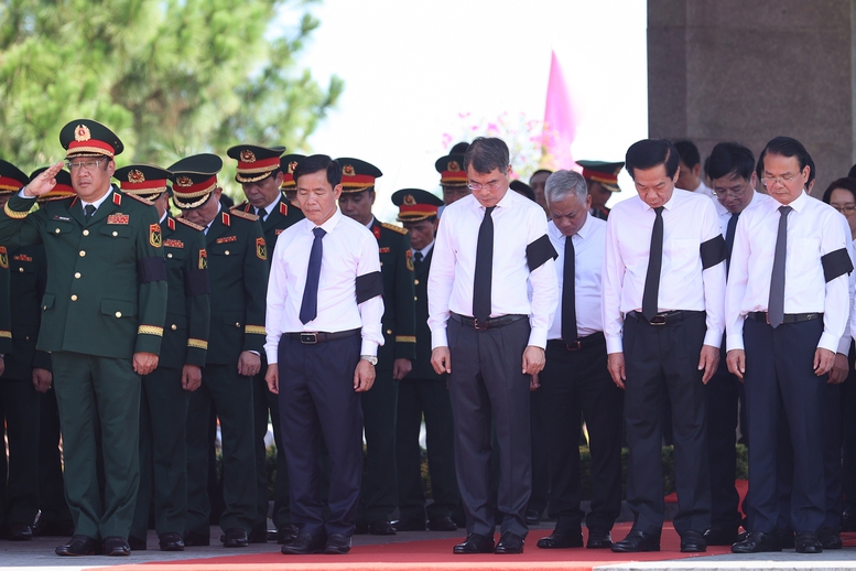Thủ tướng Lê Minh Hưng dự lễ truy điệu và an táng hài cốt liệt sĩ tại tỉnh Quảng Trị- Ảnh 7.