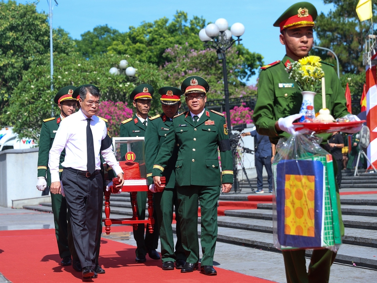 Thủ tướng Lê Minh Hưng dự lễ truy điệu và an táng hài cốt liệt sĩ tại tỉnh Quảng Trị- Ảnh 8.