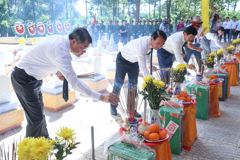Thủ tướng Lê Minh Hưng dự lễ truy điệu và an táng hài cốt liệt sĩ tại tỉnh Quảng Trị- Ảnh 11.
