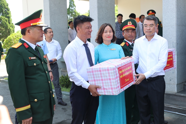 Thủ tướng Lê Minh Hưng dự lễ truy điệu và an táng hài cốt liệt sĩ tại tỉnh Quảng Trị- Ảnh 12.