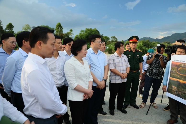 Phó Thủ tướng Phạm Thị Thanh Trà dâng hương tưởng niệm tại nơi đặt Sở Chỉ huy Chiến dịch Điện Biên Phủ- Ảnh 6.