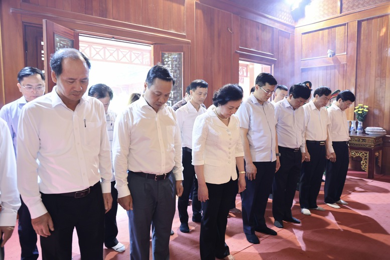 Phó Thủ tướng Phạm Thị Thanh Trà dâng hương tưởng niệm tại nơi đặt Sở Chỉ huy Chiến dịch Điện Biên Phủ- Ảnh 2.