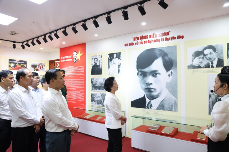 Phó Thủ tướng Phạm Thị Thanh Trà dâng hương tưởng niệm tại nơi đặt Sở Chỉ huy Chiến dịch Điện Biên Phủ- Ảnh 4.