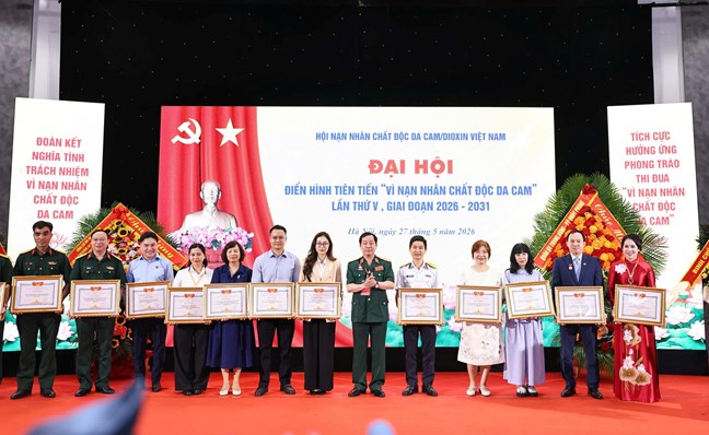 Chủ tịch UBTƯ MTTQ Việt Nam Bùi Thị Minh Hoài dự Đại hội Điển hình tiên tiến "Vì nạn nhân chất độc da cam"- Ảnh 6. Chủ tịch UBTƯ MTTQ Việt Nam Bùi Thị Minh Hoài dự Đại hội Điển hình tiên tiến "Vì nạn nhân chất độc da cam"- Ảnh 6.