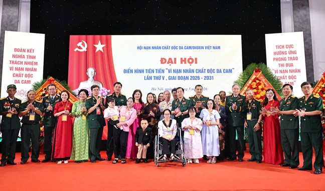 Chủ tịch UBTƯ MTTQ Việt Nam Bùi Thị Minh Hoài dự Đại hội Điển hình tiên tiến "Vì nạn nhân chất độc da cam"- Ảnh 3. Chủ tịch UBTƯ MTTQ Việt Nam Bùi Thị Minh Hoài dự Đại hội Điển hình tiên tiến "Vì nạn nhân chất độc da cam"- Ảnh 3.