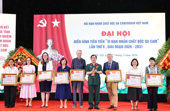 Chủ tịch UBTƯ MTTQ Việt Nam Bùi Thị Minh Hoài dự Đại hội Điển hình tiên tiến "Vì nạn nhân chất độc da cam"- Ảnh 5. Chủ tịch UBTƯ MTTQ Việt Nam Bùi Thị Minh Hoài dự Đại hội Điển hình tiên tiến "Vì nạn nhân chất độc da cam"- Ảnh 5.