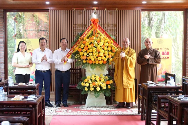 Phó Chủ tịch UBTƯ MTTQ Việt Nam Nguyễn Phi Long thăm, chúc mừng Đại lễ Phật đản năm 2026 - Phật lịch 2570- Ảnh 1.