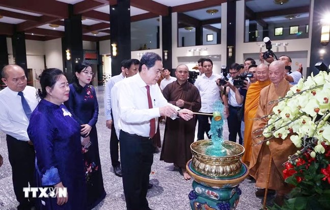 Chủ tịch Quốc hội Trần Thanh Mẫn chúc mừng Đại lễ Phật đản tại TPHCM- Ảnh 4. Chủ tịch Quốc hội Trần Thanh Mẫn chúc mừng Đại lễ Phật đản tại TPHCM- Ảnh 4.