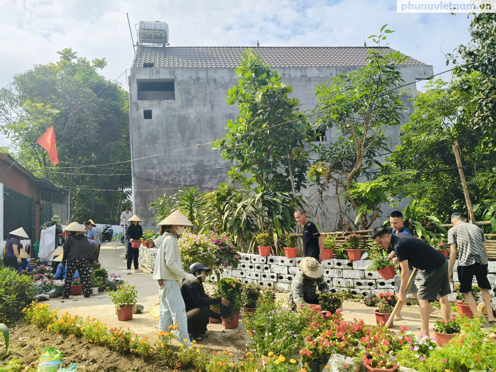 Phụ nữ xứ Lạng tô điểm đường quê vùng biên chào mừng Đại hội Phụ nữ toàn quốc XIV- Ảnh 1.