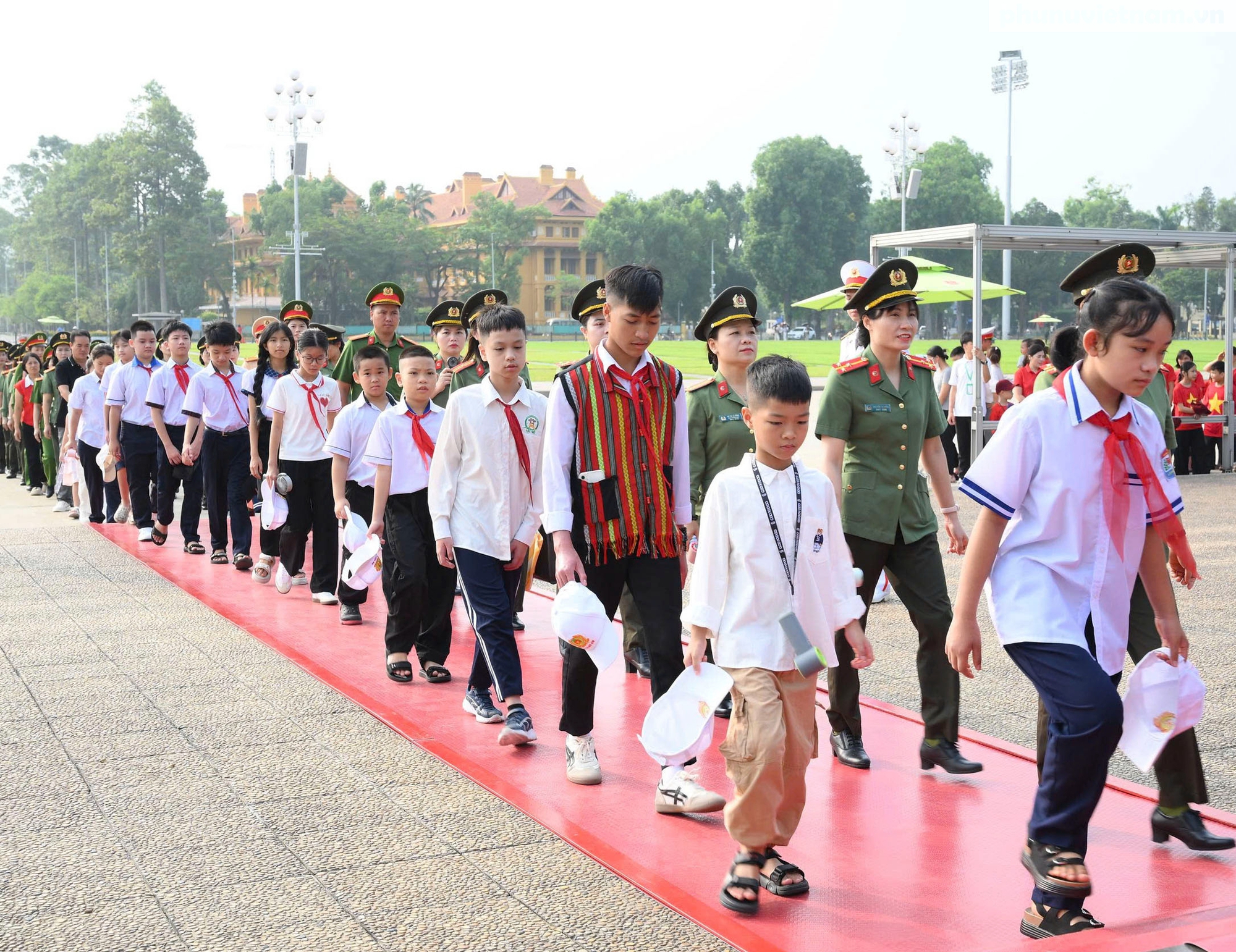 Đoàn đại biểu tham dự chương trình "Trại hè Yêu thương 2026" vào Lăng viếng Bác- Ảnh 1. Đoàn đại biểu tham dự chương trình "Trại hè Yêu thương 2026" vào Lăng viếng Bác- Ảnh 1.