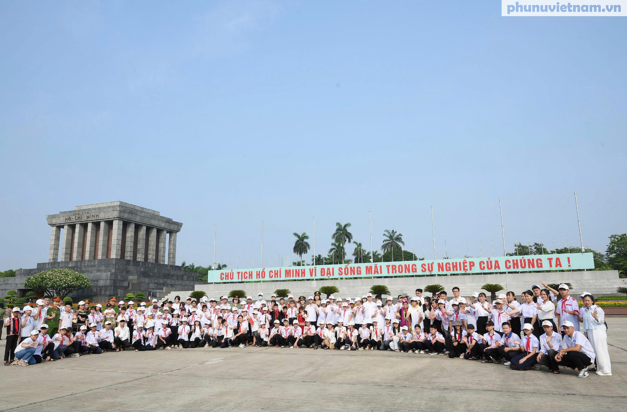 Đoàn đại biểu tham dự chương trình "Trại hè Yêu thương 2026" vào Lăng viếng Bác- Ảnh 6. Đoàn đại biểu tham dự chương trình "Trại hè Yêu thương 2026" vào Lăng viếng Bác- Ảnh 6.