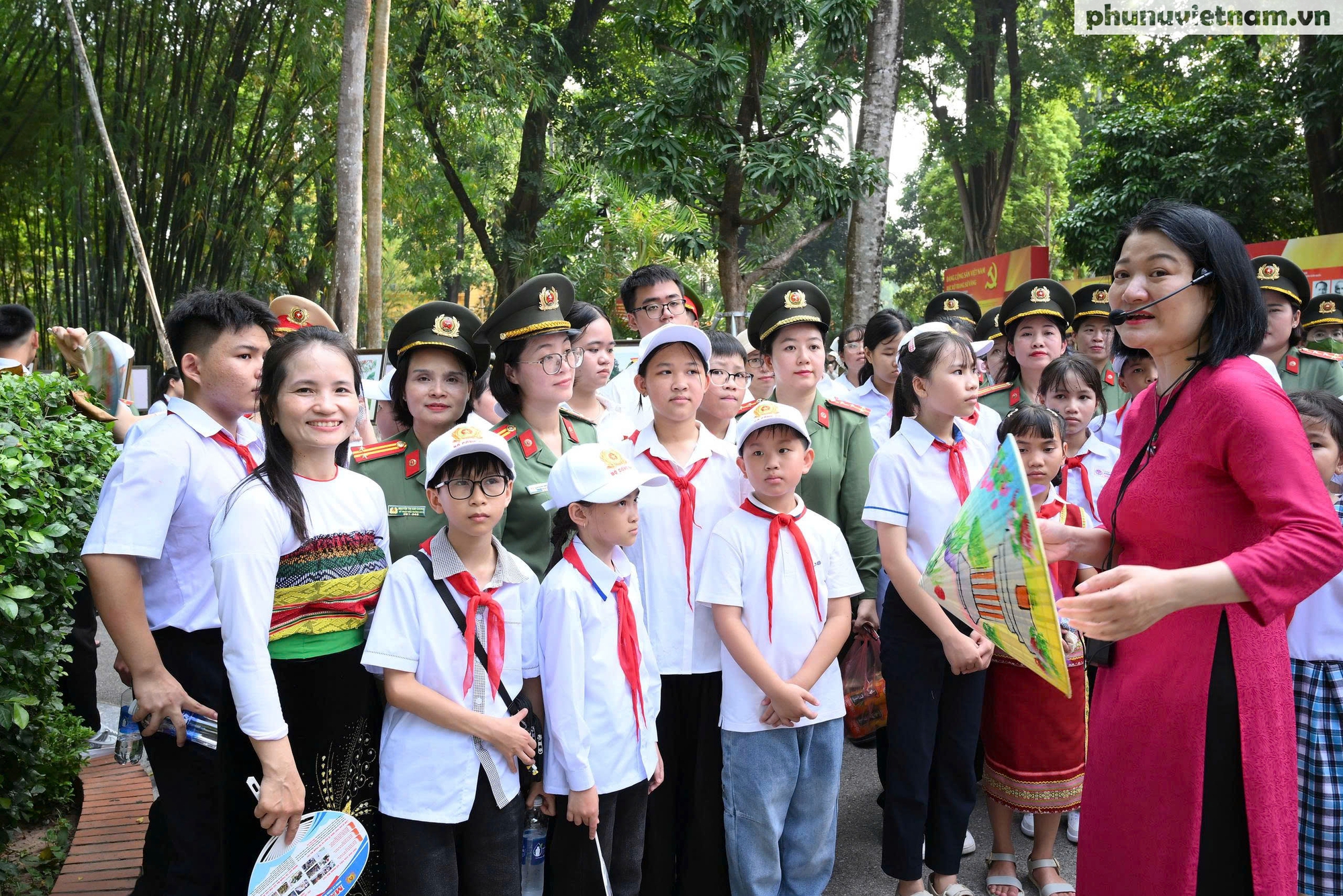 Đoàn đại biểu tham dự chương trình "Trại hè Yêu thương 2026" vào Lăng viếng Bác- Ảnh 7. Đoàn đại biểu tham dự chương trình "Trại hè Yêu thương 2026" vào Lăng viếng Bác- Ảnh 7.