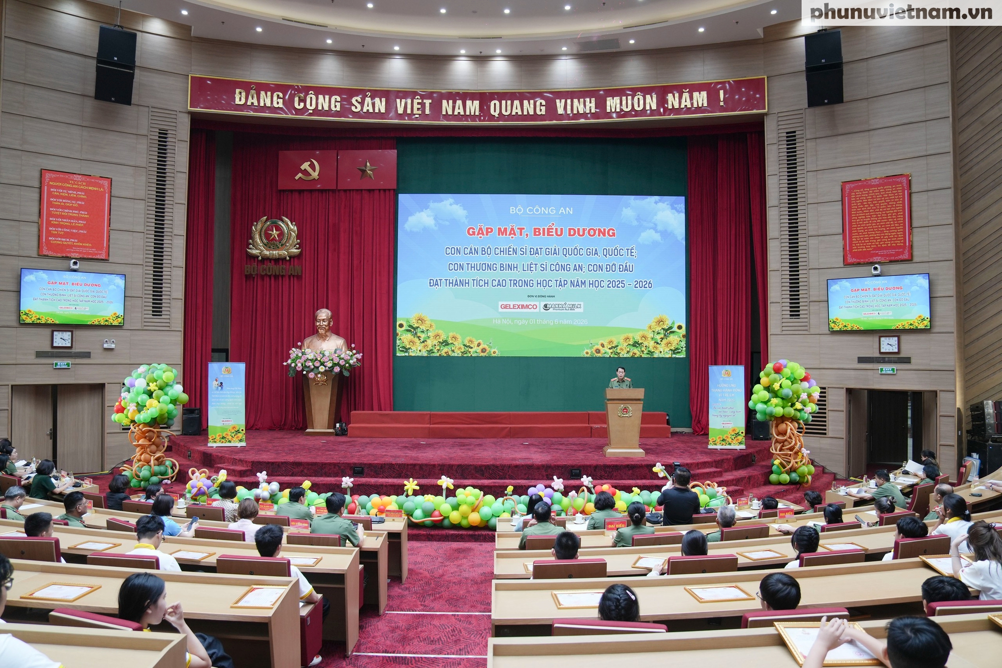 Bộ Công an gặp mặt, biểu dương 150 con cán bộ, chiến sĩ, thương binh, liệt sĩ, con đỡ đầu- Ảnh 17. Bộ Công an gặp mặt, biểu dương 150 con cán bộ, chiến sĩ, thương binh, liệt sĩ, con đỡ đầu- Ảnh 17.