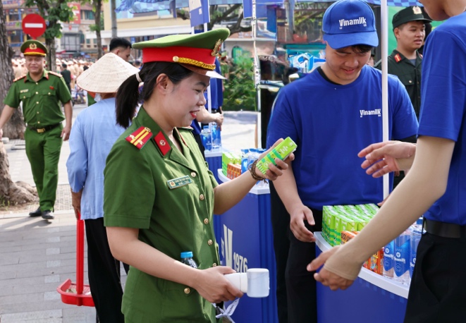 Vinamilk hỗ trợ 40.000 sản phẩm dinh dưỡng cho Chương trình Tổ quốc bình yên- Ảnh 3. Vinamilk hỗ trợ 40.000 sản phẩm dinh dưỡng cho Chương trình Tổ quốc bình yên- Ảnh 3.