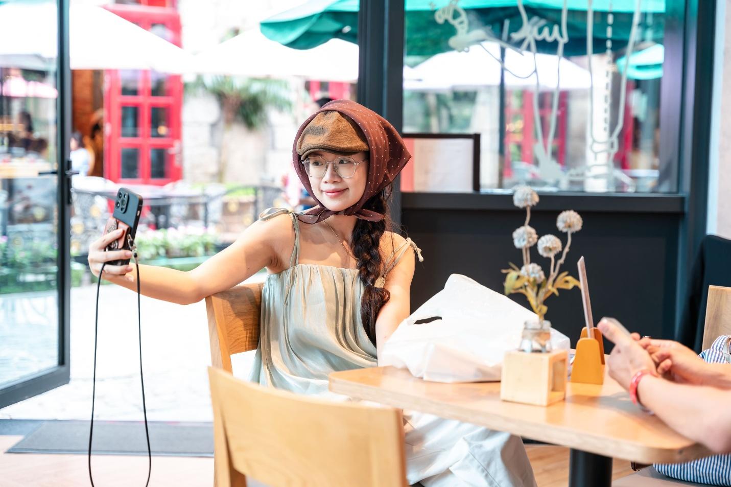 Du khách háo hức trải nghiệm tiệm bánh “chuẩn Pháp” trên đỉnh Bà Nà- Ảnh 4. Du khách háo hức trải nghiệm tiệm bánh “chuẩn Pháp” trên đỉnh Bà Nà- Ảnh 4.