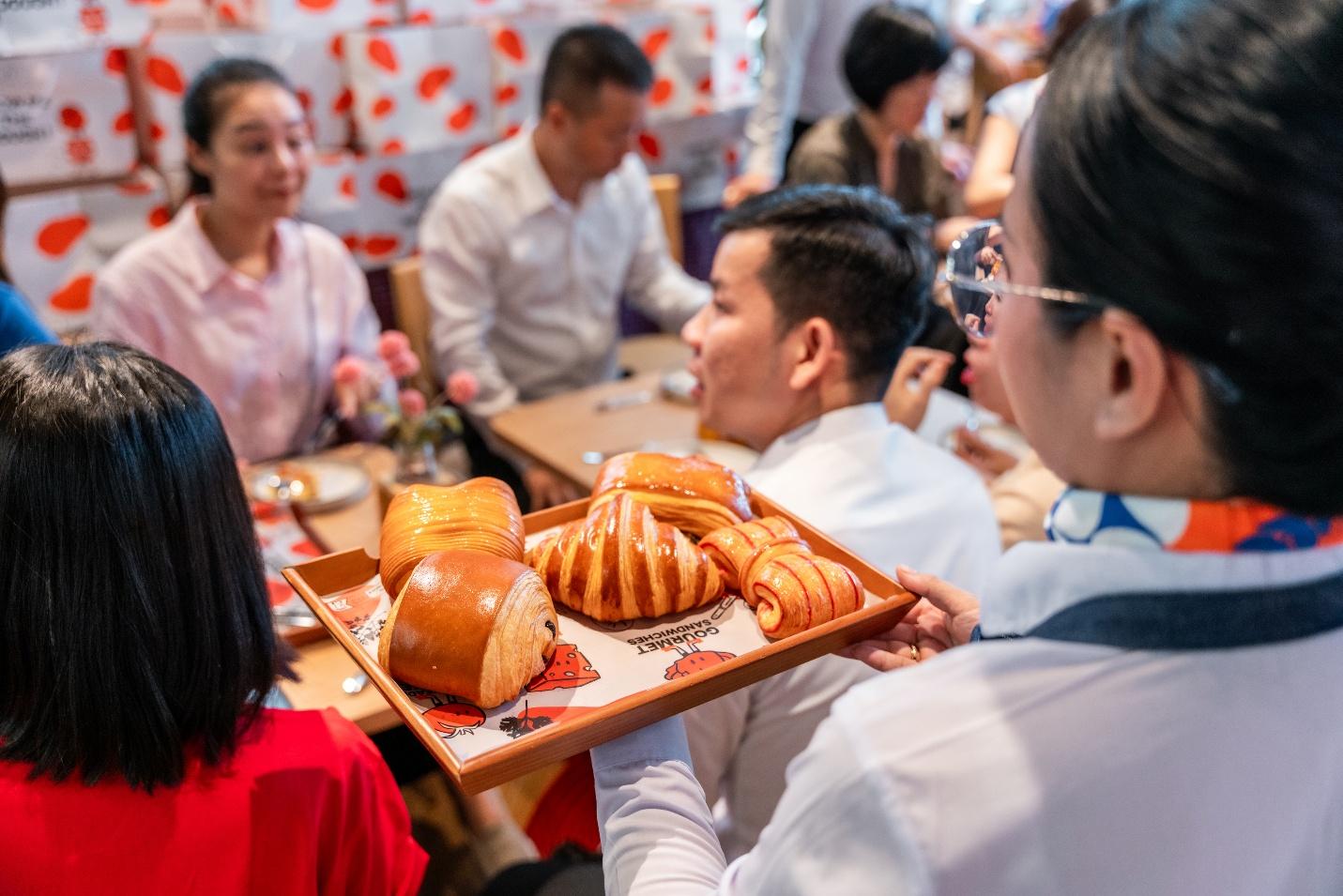 Du khách háo hức trải nghiệm tiệm bánh “chuẩn Pháp” trên đỉnh Bà Nà- Ảnh 6. Du khách háo hức trải nghiệm tiệm bánh “chuẩn Pháp” trên đỉnh Bà Nà- Ảnh 6.