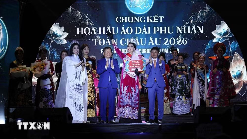 Áo Dài Shines at a Night Celebrating Vietnamese Culture in Europe - Ảnh 3.