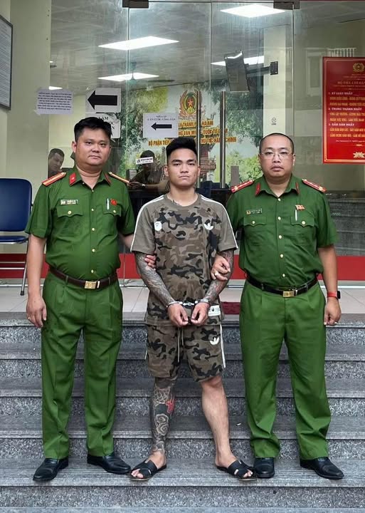 Lộ nguyên nhân vụ thanh niên vác điếu cày đánh người giữa phố Hà Nội - Ảnh 1.