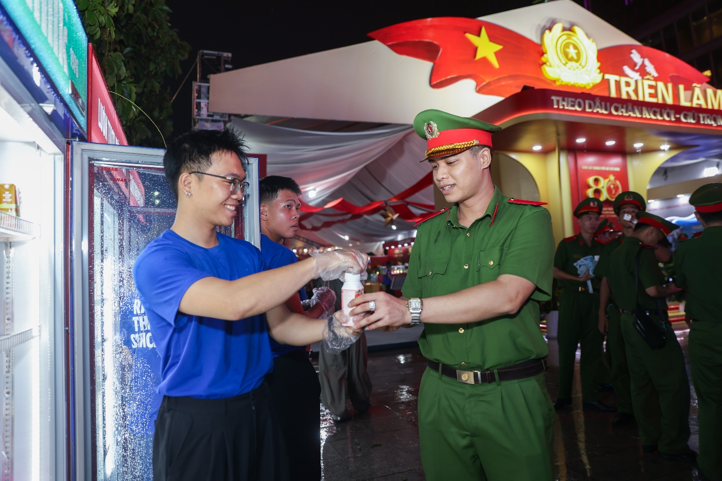 Vinamilk mang đến những trạm năng lượng giữa Gala “Tổ quốc bình yên”- Ảnh 5. Vinamilk mang đến những trạm năng lượng giữa Gala “Tổ quốc bình yên”- Ảnh 5.