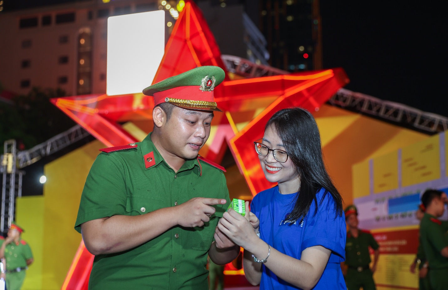 Vinamilk mang đến những trạm năng lượng giữa Gala “Tổ quốc bình yên”- Ảnh 6. Vinamilk mang đến những trạm năng lượng giữa Gala “Tổ quốc bình yên”- Ảnh 6.