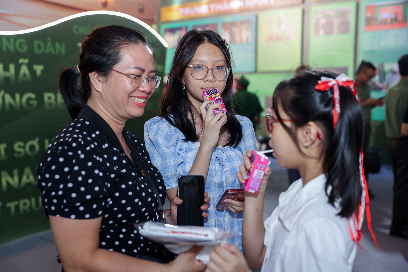 Vinamilk mang đến những trạm năng lượng giữa Gala “Tổ quốc bình yên”- Ảnh 7. Vinamilk mang đến những trạm năng lượng giữa Gala “Tổ quốc bình yên”- Ảnh 7.