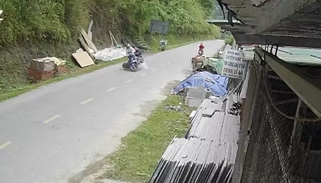 Kinh hoàng đá lở xuống đường, lăn vào nhà dân ở Cao Bằng- Ảnh 2.