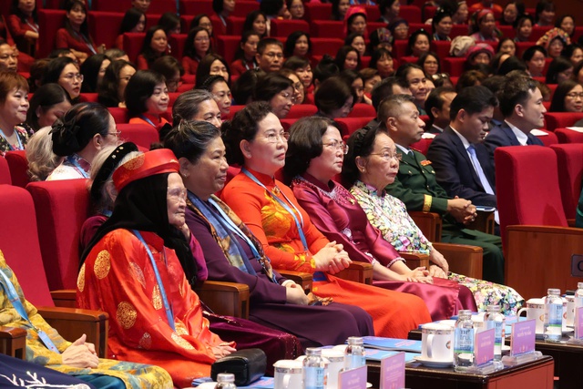 Phụ nữ Việt Nam mở rộng vai trò trong mọi lĩnh vực, hướng tới trở thành động lực phát triển đất nước - Ảnh 2.