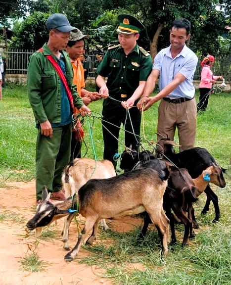 Trao 54 mô hình sinh kế cho hộ nghèo vùng biên Keng Đu- Ảnh 2.
