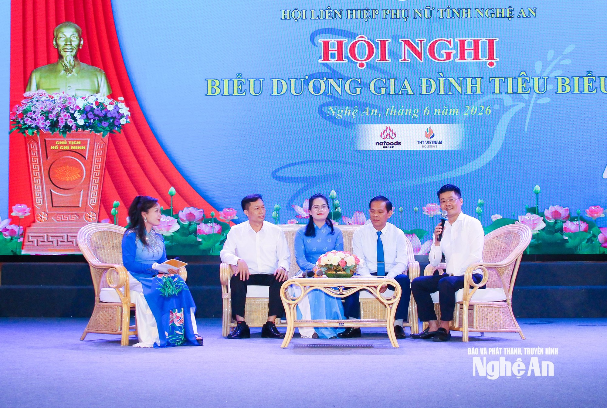 Nghệ An tôn vinh 50 gia đình tiêu biểu, lan tỏa giá trị yêu thương và trách nhiệm- Ảnh 5. Nghệ An tôn vinh 50 gia đình tiêu biểu, lan tỏa giá trị yêu thương và trách nhiệm- Ảnh 5.