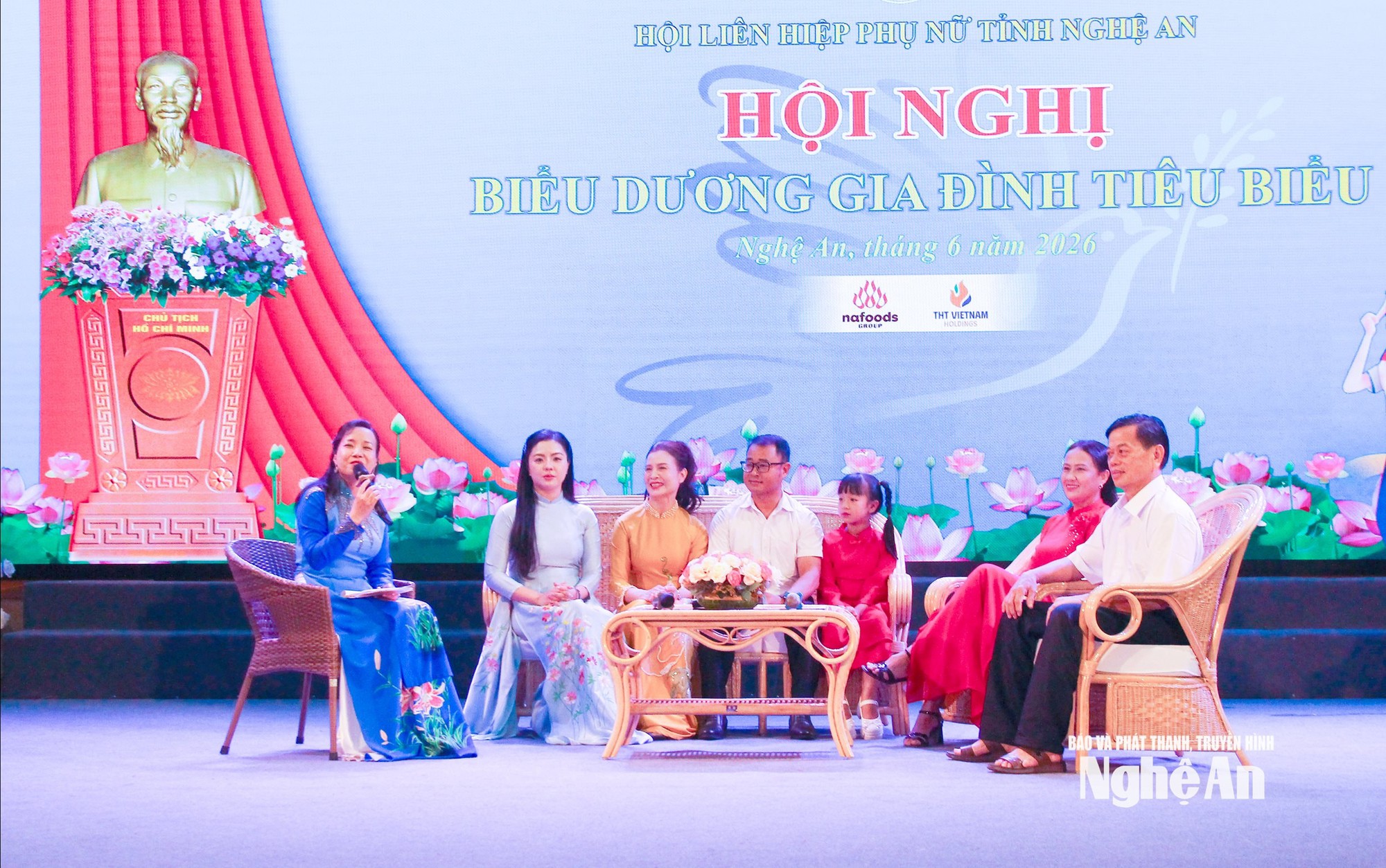 Nghệ An tôn vinh 50 gia đình tiêu biểu, lan tỏa giá trị yêu thương và trách nhiệm- Ảnh 4. Nghệ An tôn vinh 50 gia đình tiêu biểu, lan tỏa giá trị yêu thương và trách nhiệm- Ảnh 4.