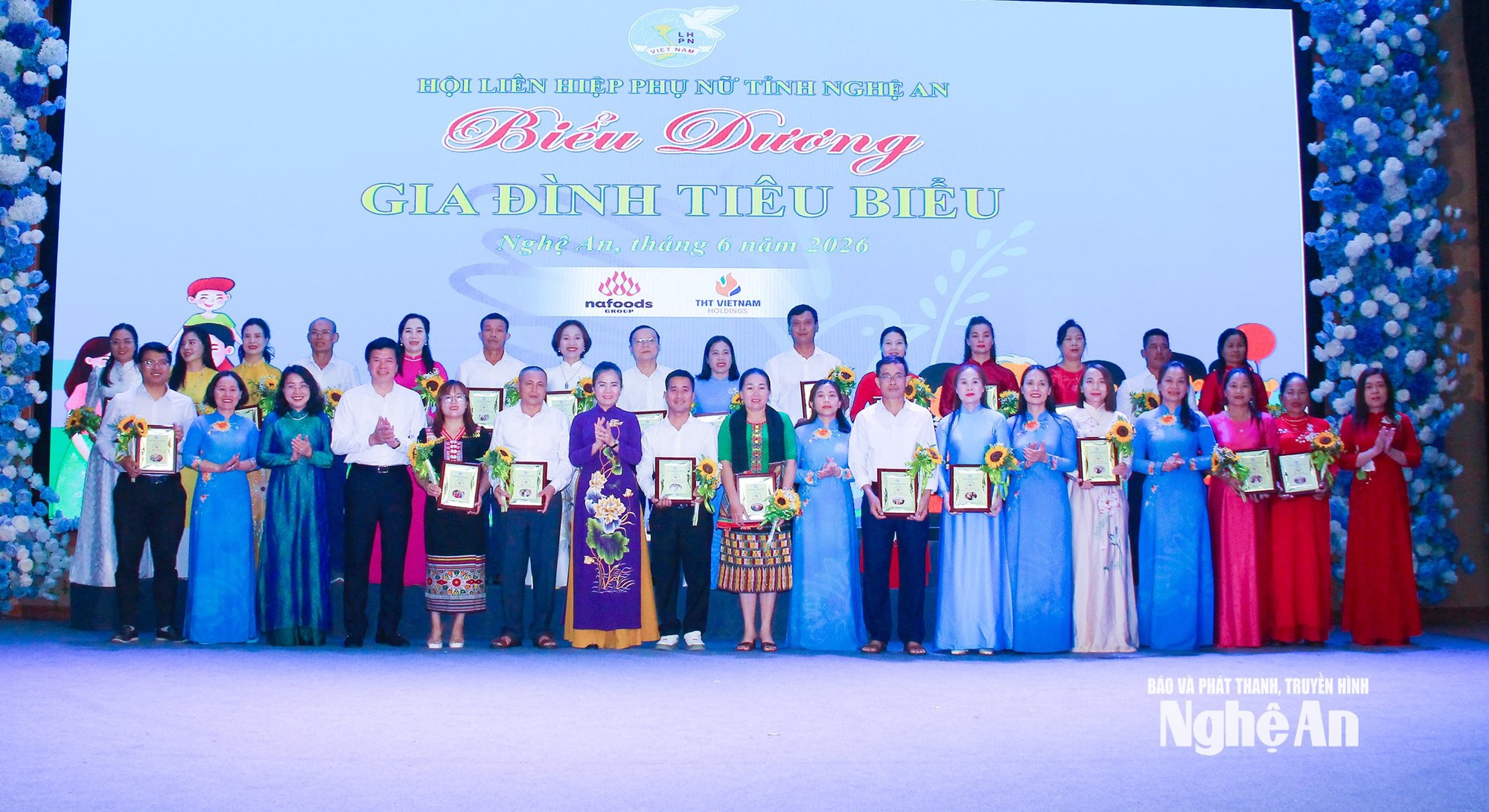 Nghệ An tôn vinh 50 gia đình tiêu biểu, lan tỏa giá trị yêu thương và trách nhiệm- Ảnh 9. Nghệ An tôn vinh 50 gia đình tiêu biểu, lan tỏa giá trị yêu thương và trách nhiệm- Ảnh 9.
