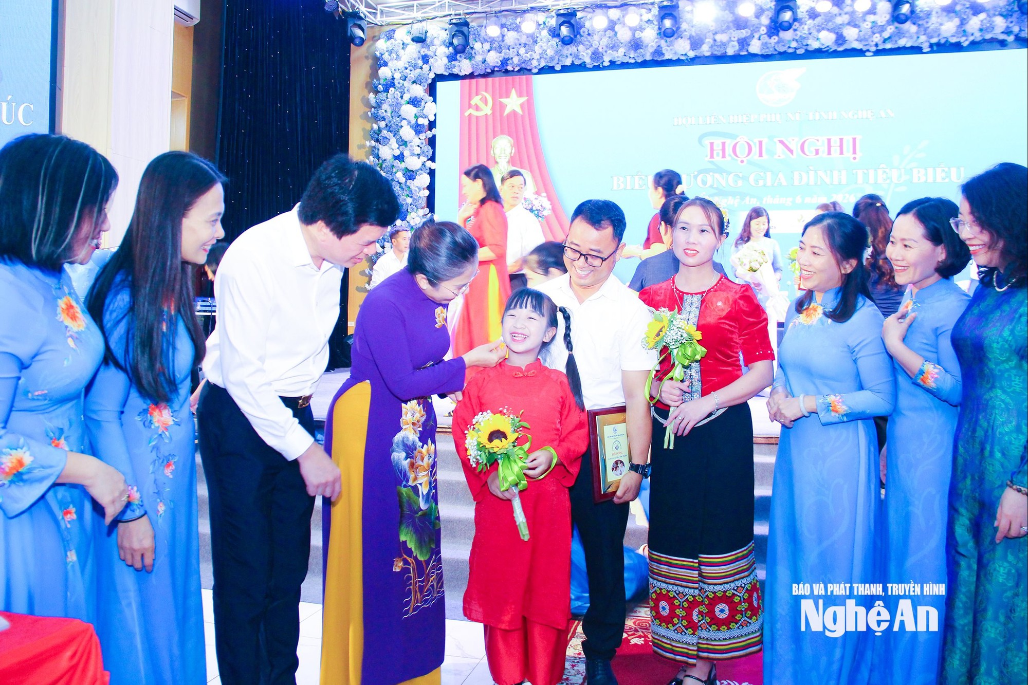 Nghệ An tôn vinh 50 gia đình tiêu biểu, lan tỏa giá trị yêu thương và trách nhiệm- Ảnh 7. Nghệ An tôn vinh 50 gia đình tiêu biểu, lan tỏa giá trị yêu thương và trách nhiệm- Ảnh 7.